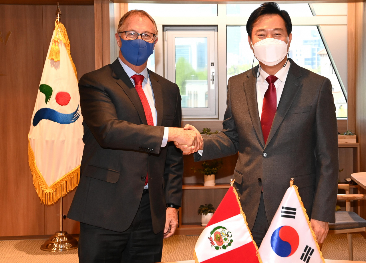 오세훈 서울시장(오른쪽)이 20일 서울시청 집무실에서 호르헤 무뇨즈 웰즈 페루 리마 시장과 만나 인사를 나누고 있다. [연합]