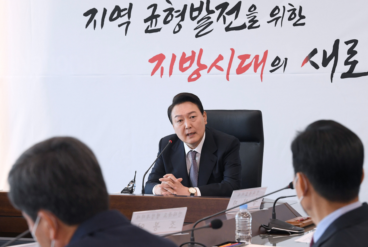 윤석열 대통령 당선인이 20일 전북 전주시 덕진구 국민연금공단에서 열린 현안 간담회에서 발언하고 있다. [연합]