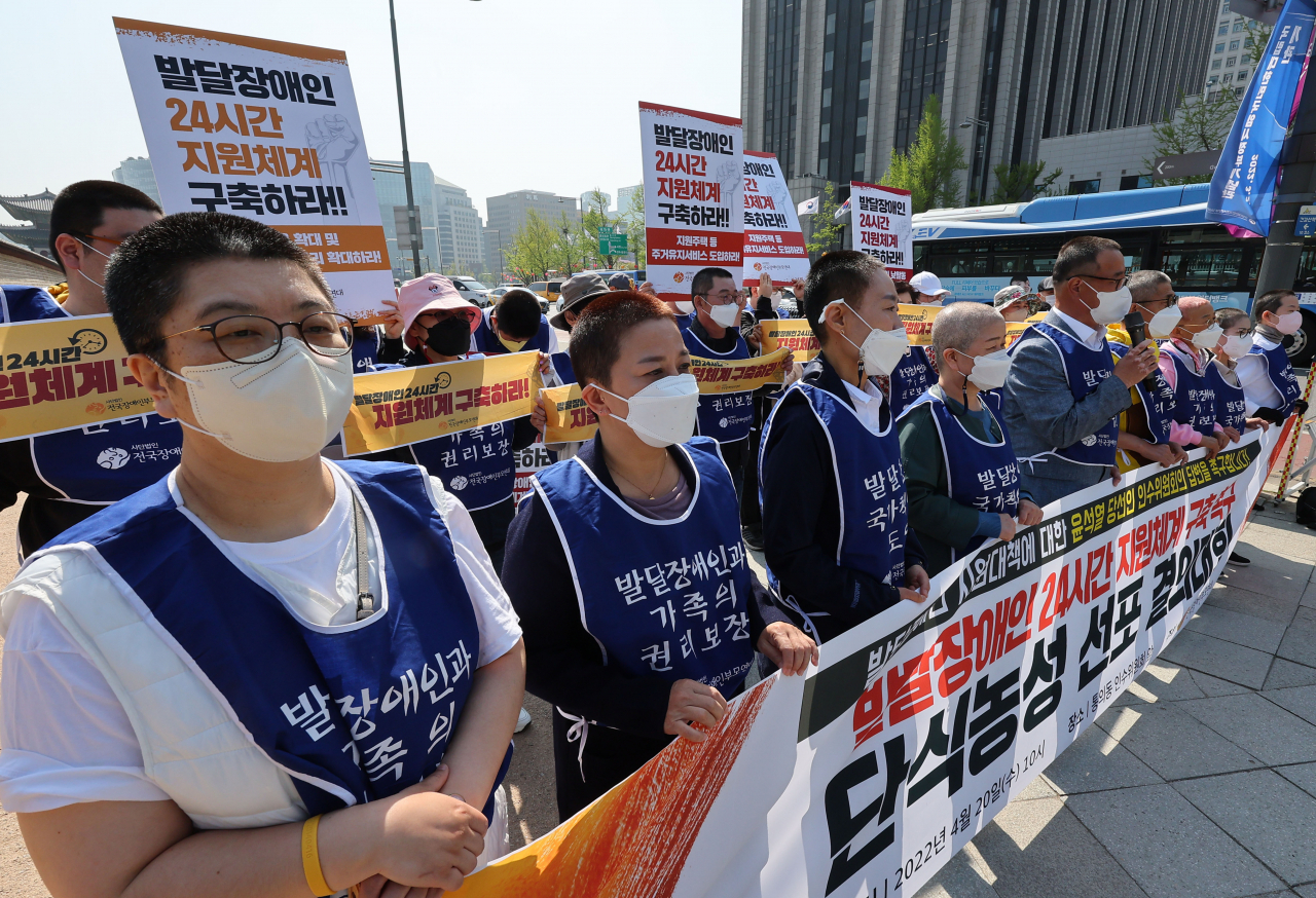 20일 오전 서울 종로구 대통령 인수위원회 앞에서 전국장애인부모연대 주최로 열린 발달장애인 24시간 지원체계 구축 촉구 단식농성 선포 결의대회에서 참가자들이 발언하고 있다. [연합]