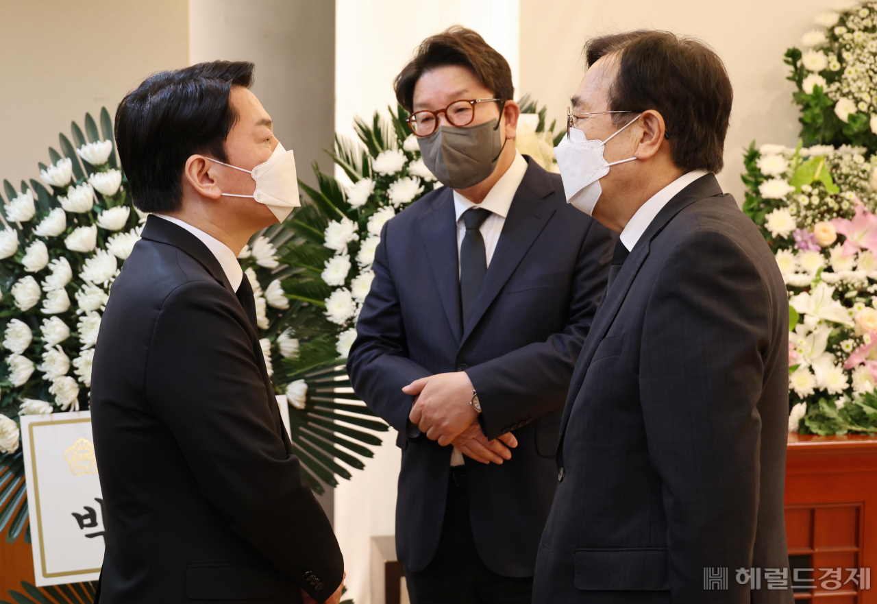 권성동 국민의힘 원내대표와 서병수 의원이 20일 서울 종로구 서울대병원 장례식장 안철수 대통령직인수위원회 위원장 부친의 빈소를 찾아 조문하고 있다.[인수위사진기자단]