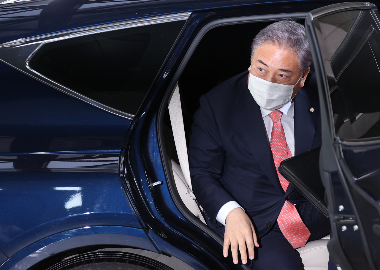 박진 외교장관 후보자가 20일 오전 종로구 한 건물에 마련된 인사청문회 준비 사무실로 출근하고 있다. [연합]