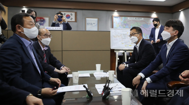 이준석 국민의힘 대표가 20일 서울 동대문구 청량리역을 방문, 철도주관 정부부 관계자들에게 교통약자의 이동편의 증진 방안과 관련한 보고를 받고 있다. [이상섭 기자]