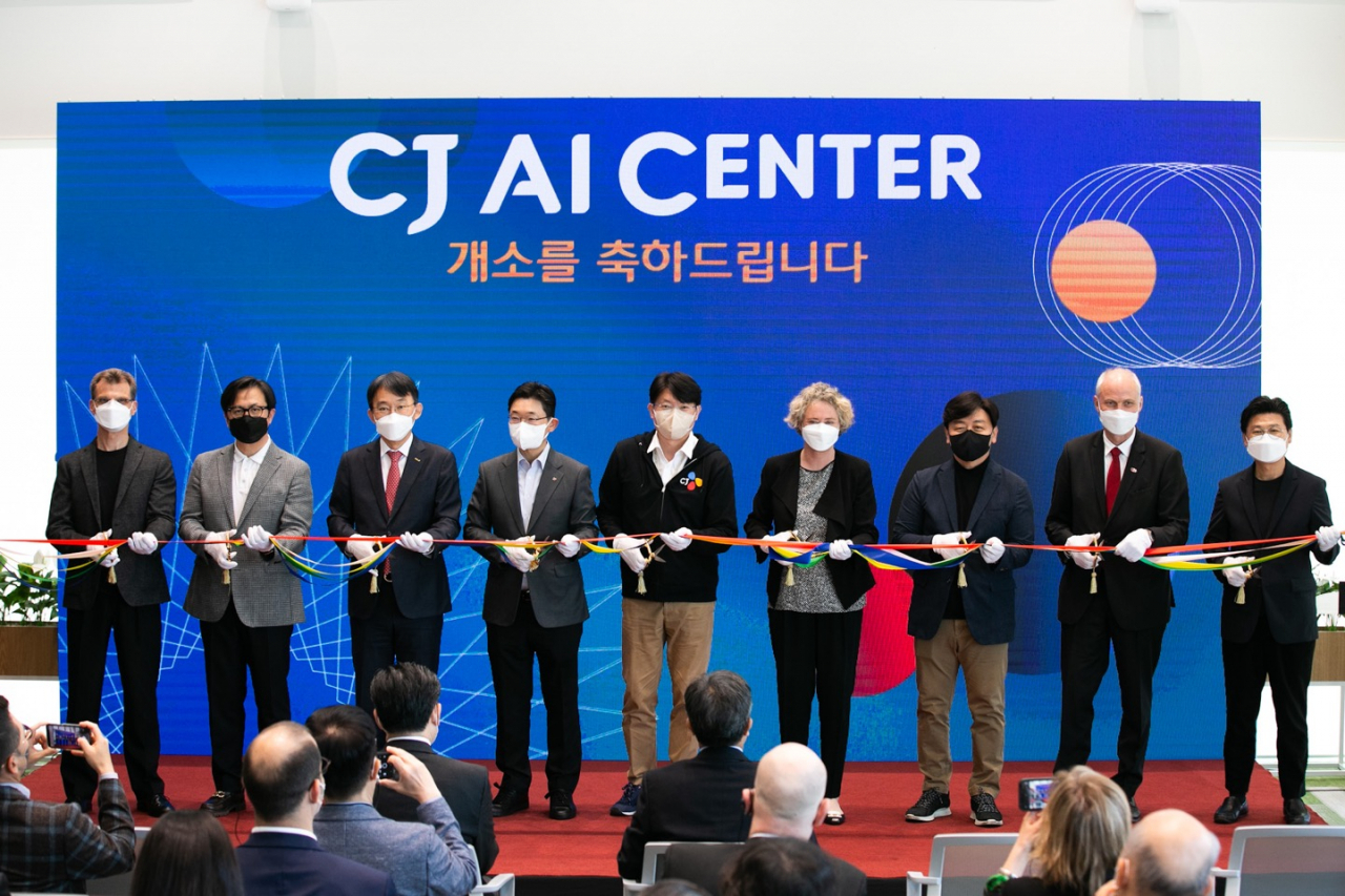 CJ는 20일 오후 서울 강남구 신사동에서 차인혁 CJ올리브네트웍스 대표 겸 그룹 CDO(Chief Digital Officer), 신형관 CJ라이브시티 대표, 이치훈 AI센터장 등이 참석한 가운데 AI센터 개소식을 진행했다. [CJ그룹 제공]