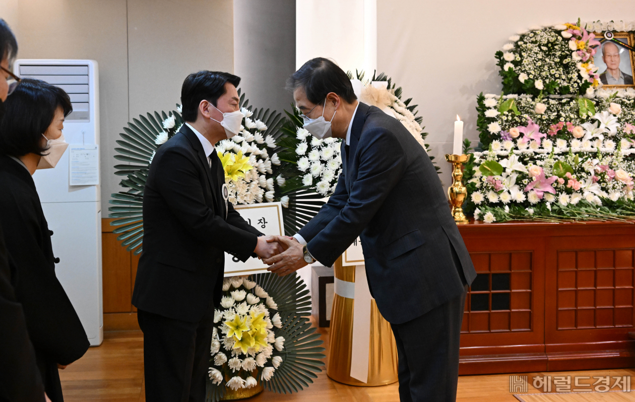한덕수 국무총리 후보자가 20일 서울 종로구 서울대병원 장례식장에 마련된 안철수 제20대 대통령직인수위원장 부친의 빈소를 찾아 조문을 하고 있다. 2022.4.20 [인수위사진기자단]