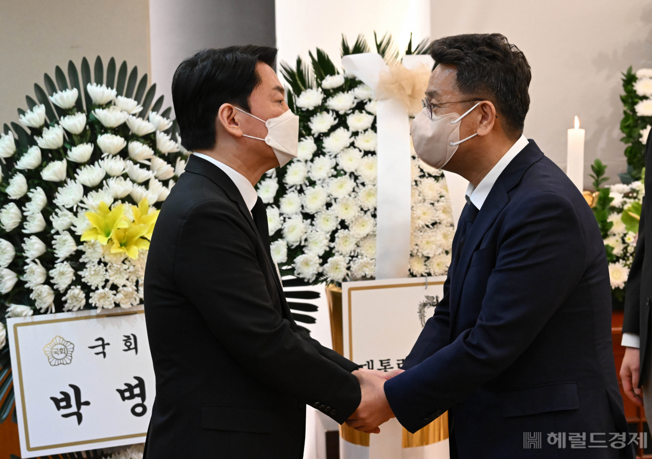 이철희 청와대 정무수석이 20일 서울 종로구 서울대병원 장례식장에 마련된 안철수 제20대 대통령직인수위원장 부친의 빈소를 찾아 조문을 하고 있다. 2022.4.20 [인수위사진기자단]