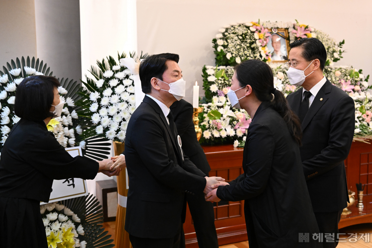 권은희 국민의당 원내대표를 비롯한 의원들이 20일 서울 종로구 서울대병원 장례식장에 마련된 안철수 제20대대통령직인수위원장 부친의 빈소를 찾아 조문을 하고 있다. 2022.4.20 [인수위사진기자단]