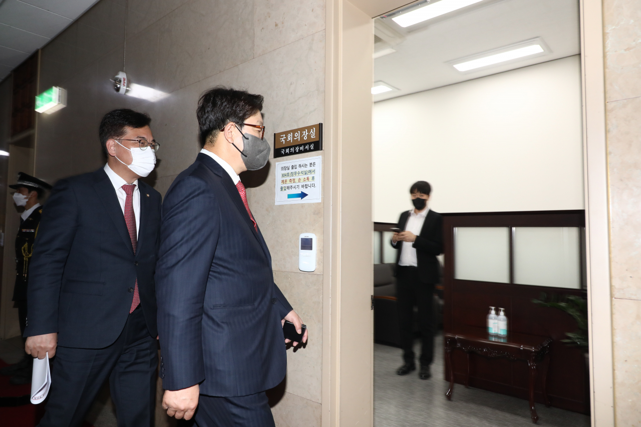 국민의힘 권성동 원내대표가 20일 오후 국회에서 법제사법위원회 소속 민형배 더불어민주당 의원의 탈당 관련 국회의장을 항의 방문하고 있다. [연합]