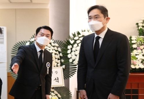 이재용 삼성전자 부회장이 20일 서울 종로구 서울대병원 장례식장에 마련된 안철수 대통령직인수위원장 부친 안영모 전 범천의원 원장의 빈소를 찾아 조문 뒤 안 위원장 등 유족과 인사하고 있다. [연합]