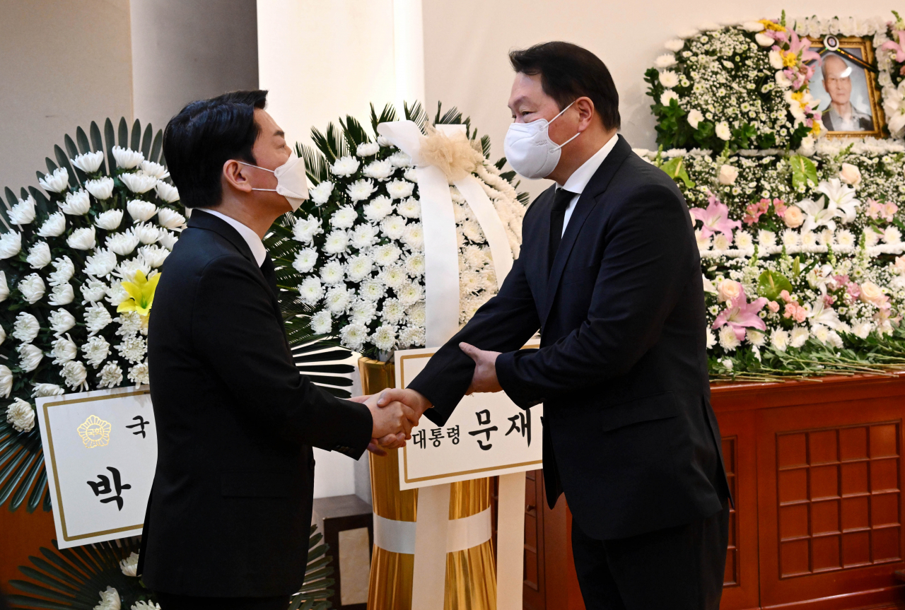 대한상의 회장인 최태원 SK그룹 회장이 20일 서울 종로구 서울대병원 장례식장에 마련된 안철수 대통령직인수위원장 부친 안영모 전 범천의원 원장의 빈소를 찾아 조문 뒤 안 위원장과 인사하고 있다. [연합]