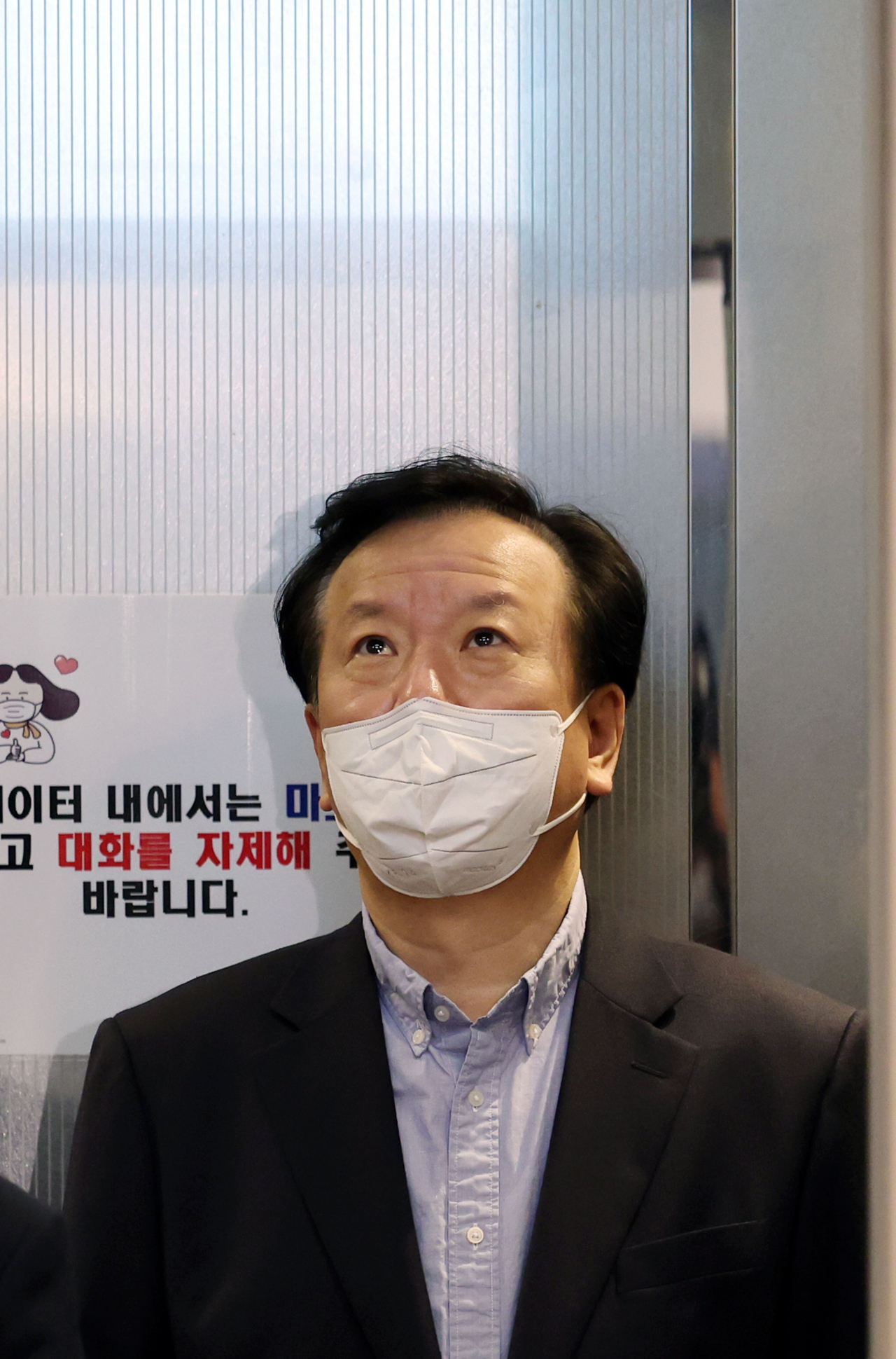 정호영 보건복지부 장관 후보자가 20일 오전 서울 서대문구 국민연금공단 서울북부지역본부에 마련된 사무실로 출근하고 있다. [연합]