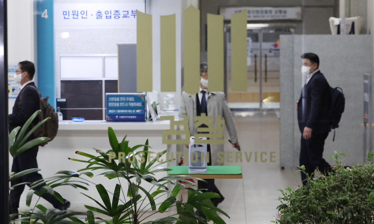 더불어민주당의 '검찰 수사권 박탈' 입법 대응을 위한 '전국 부장검사 대표회의'를 마친 참석자들이 21일 새벽 서울 서초구 서울중앙지검 청사를 나서고 있다. 20일 오후 7시 시작된 회의는 다음 날 새벽 4시가 거의 다 되어서 끝났다.[연합]