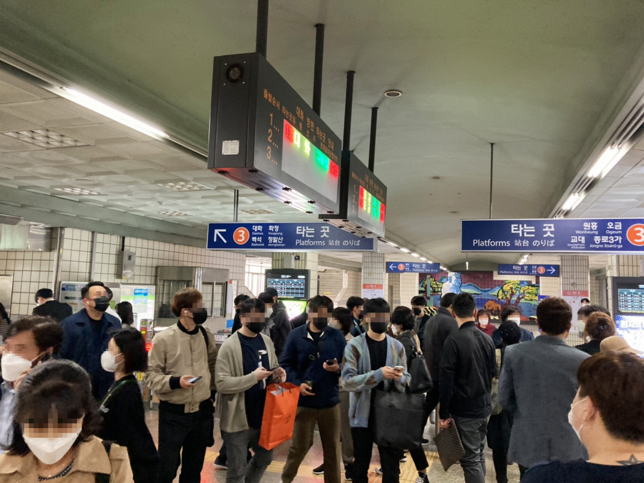 전국장애인차별철폐연대(전장연)가 출근길 지하철 탑승 시위를 재개한 21일 오전 3호선 원당역에서 열차 지연 안내를 받은 시민들이 발걸음을 돌리고 있다. [연합]