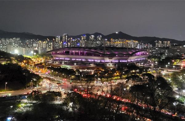 보랏빛 조명을 연출한 서울월드컵경기장. [서울시 제공]