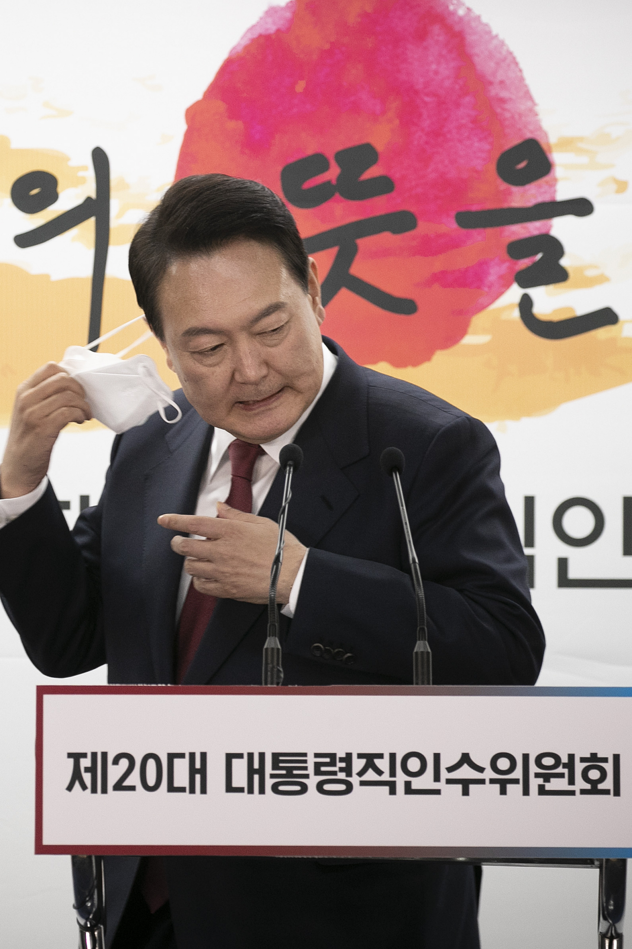 윤석열 대통령 당선인이 3일 오후 서울 종로구 통의동 대통령직인수위원회 기자회견장에서 신임 국무총리로 한덕수 전 총리를 지명 발표하기 전 마스크를 벗고 있다. 박해묵 기자