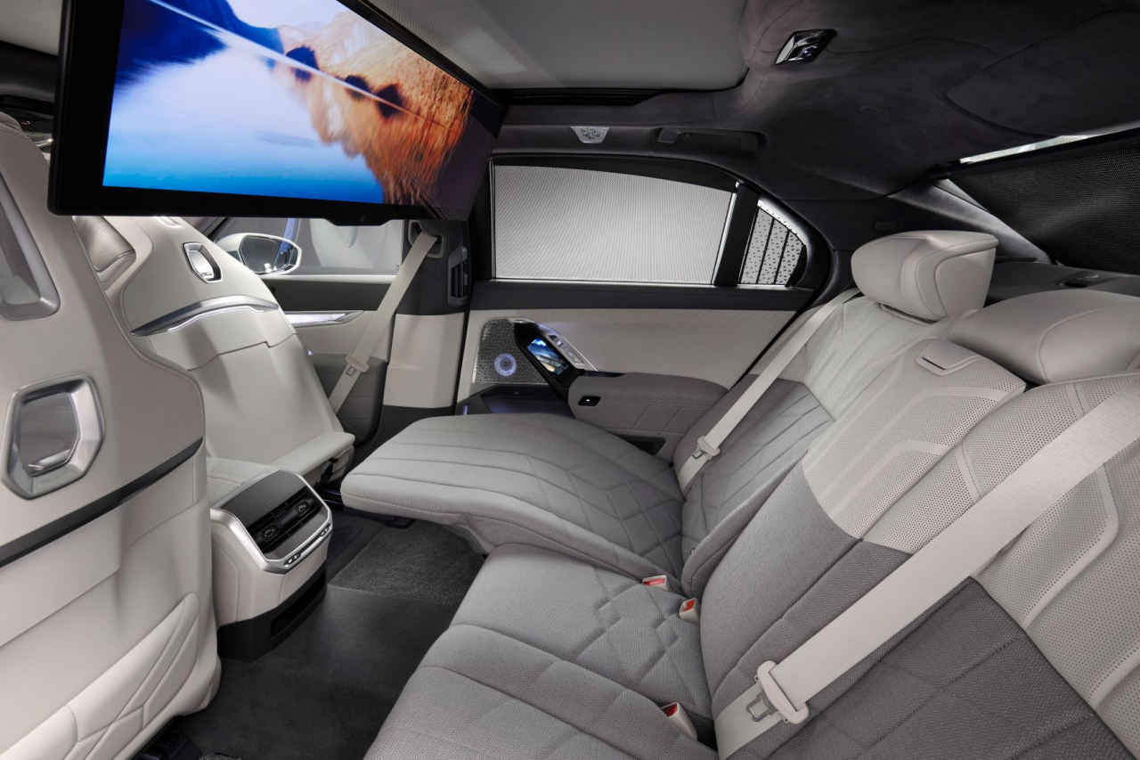 BMW 뉴 7시리즈 시어터 스크린. [BMW 제공]