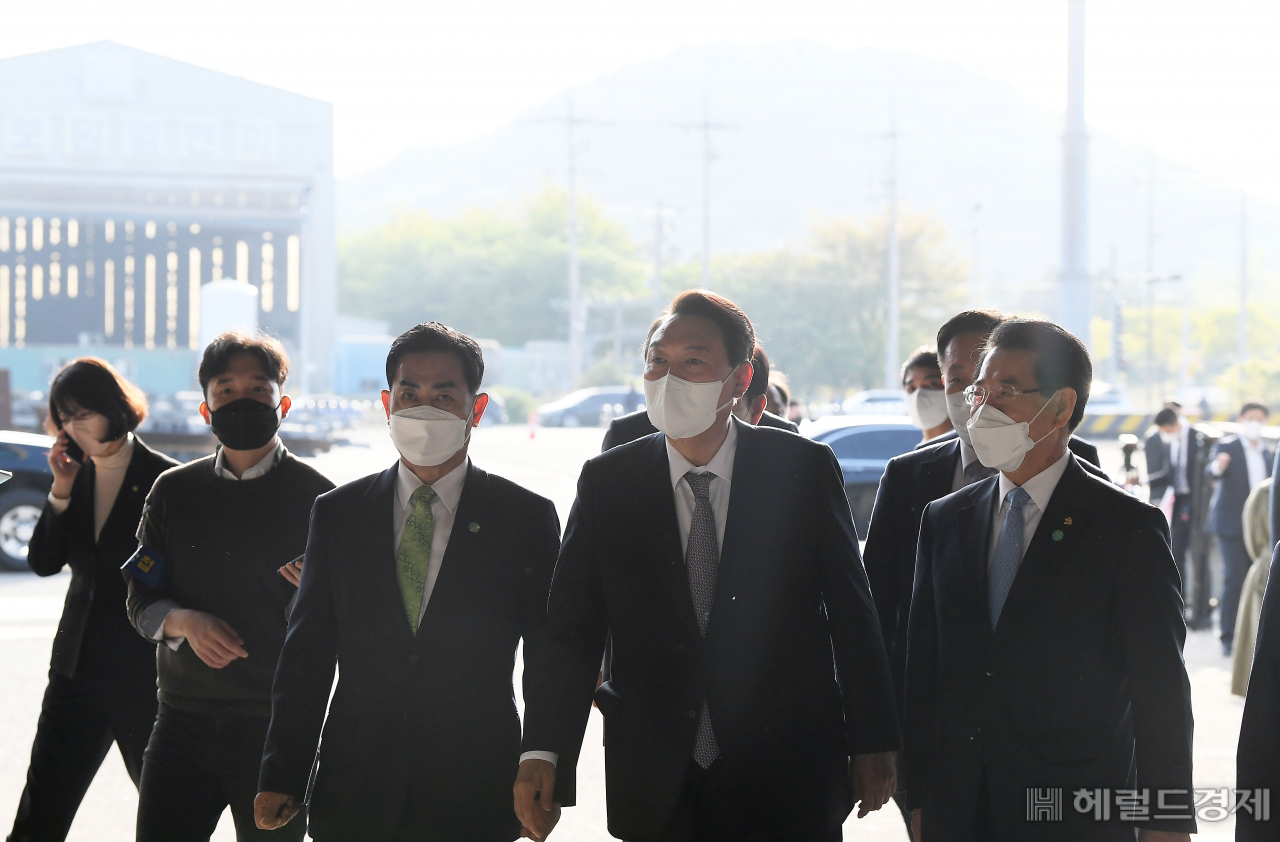 윤석열 대통령 당선인이 20일 전남 영암군 삼호읍 대불산업단지를 방문하고 있다.[영암=인수위사진기자단]