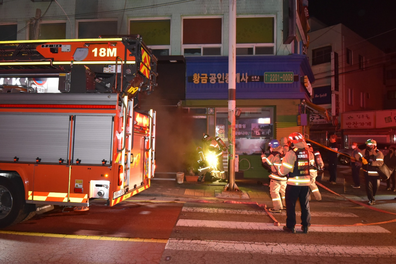 지난 20일 오후 11시32분께 서울 광진구 구의동의 한 건물 지하 사무실에서 불이 나 20여 분 만에 진화됐다. 진화 작업 중인 소방대원들의 모습. [광진소방서 제공]