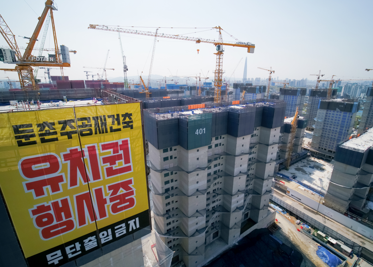 전임 조합 집행부가 체결한 공사비 증액 계약을 두고 조합집행부와 시공단이 갈등을 빚고 있는 서울 강동구 둔촌주공 재건축(올림픽파크포레온) 공사가 15일 0시부로 전면 중단됐다. 5930가구를 철거하고 지상 최고 35층, 85개 동, 1만2032가구를 짓는 '단군 이래 최대의 재건축 사업'으로 꼽히는 둔촌주공 재건축 공사의 현재까지 공정률은 52%에 달한다. [연합]