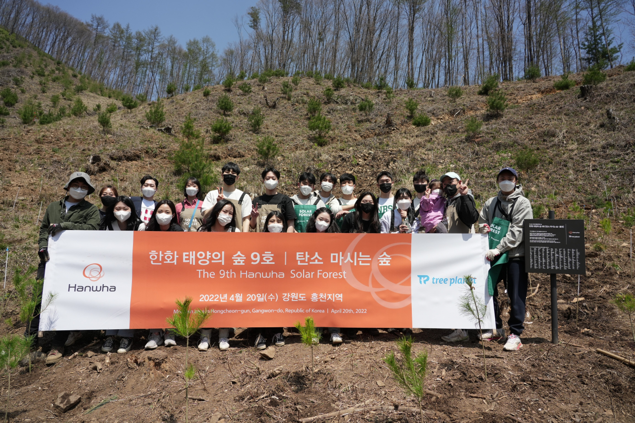 태양의숲 9호 조성행사 후 참석자들이 단체사진을 찍고있다. [한화그룹 제공]