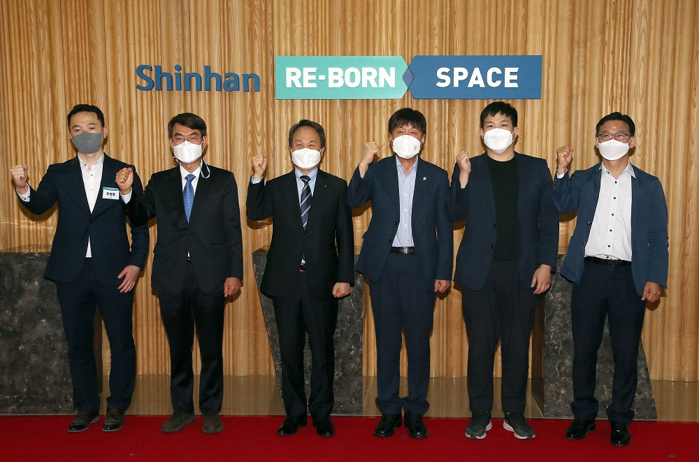 20일 서울 강남구에 위치한 신한아트홀에서 열린 ‘SHINHAN Re-Born Space 개소식’에서 신한은행 진옥동 은행장(왼쪽)과 김용문 창업진흥원장이 기념촬영 하는 모습.