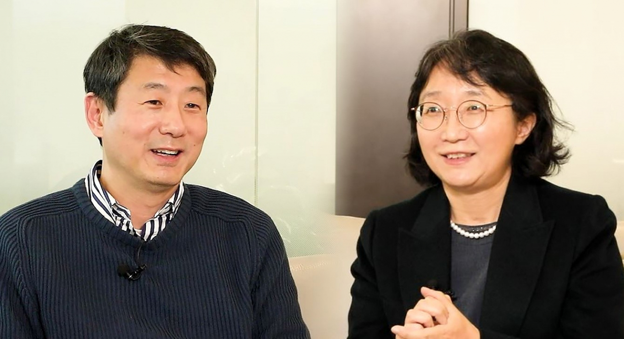 김준(왼쪽), 하윤경 전 SK이노베이션 사외이사 [SK이노베이션 제공]
