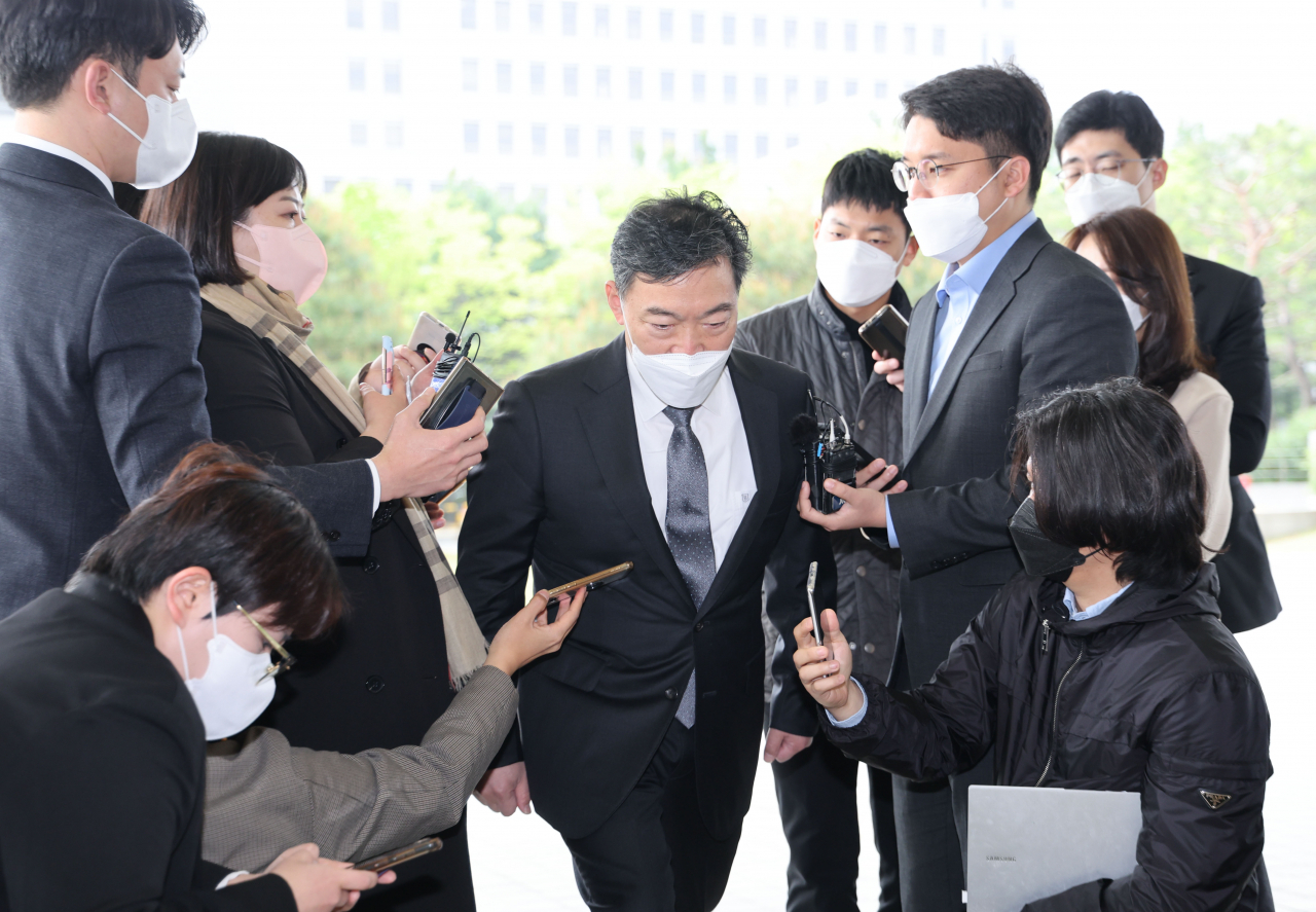 김오수 검찰총장이 21일 오전 서울 서초구 대검찰청에서 취재진 질문에 답한뒤 뒤 청사로 입장하고 있다. [연합]