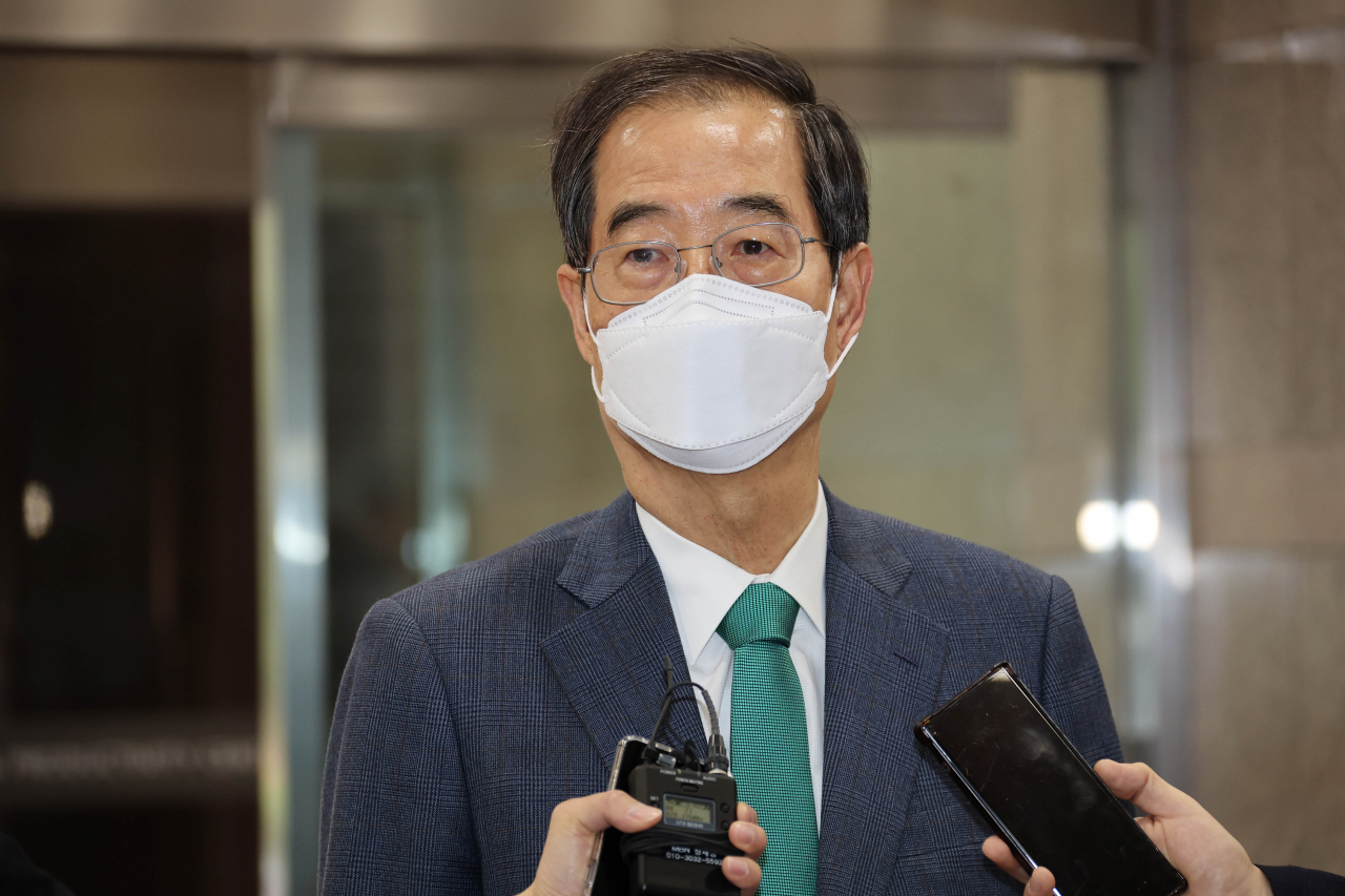 한덕수 국무총리 후보자가 21일 오전 서울 종로구 한국생산성본부 건물에 마련된 국회 인사청문회 준비단 사무실로 출근하며 기자의 질문에 답하고 있다. [연합]