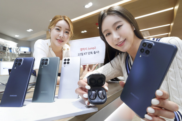 KT 모델이 삼성전자 5세대(5G) 스마트폰 ‘갤럭시 Jump2’를 선보이고 있다. [KT 제공]