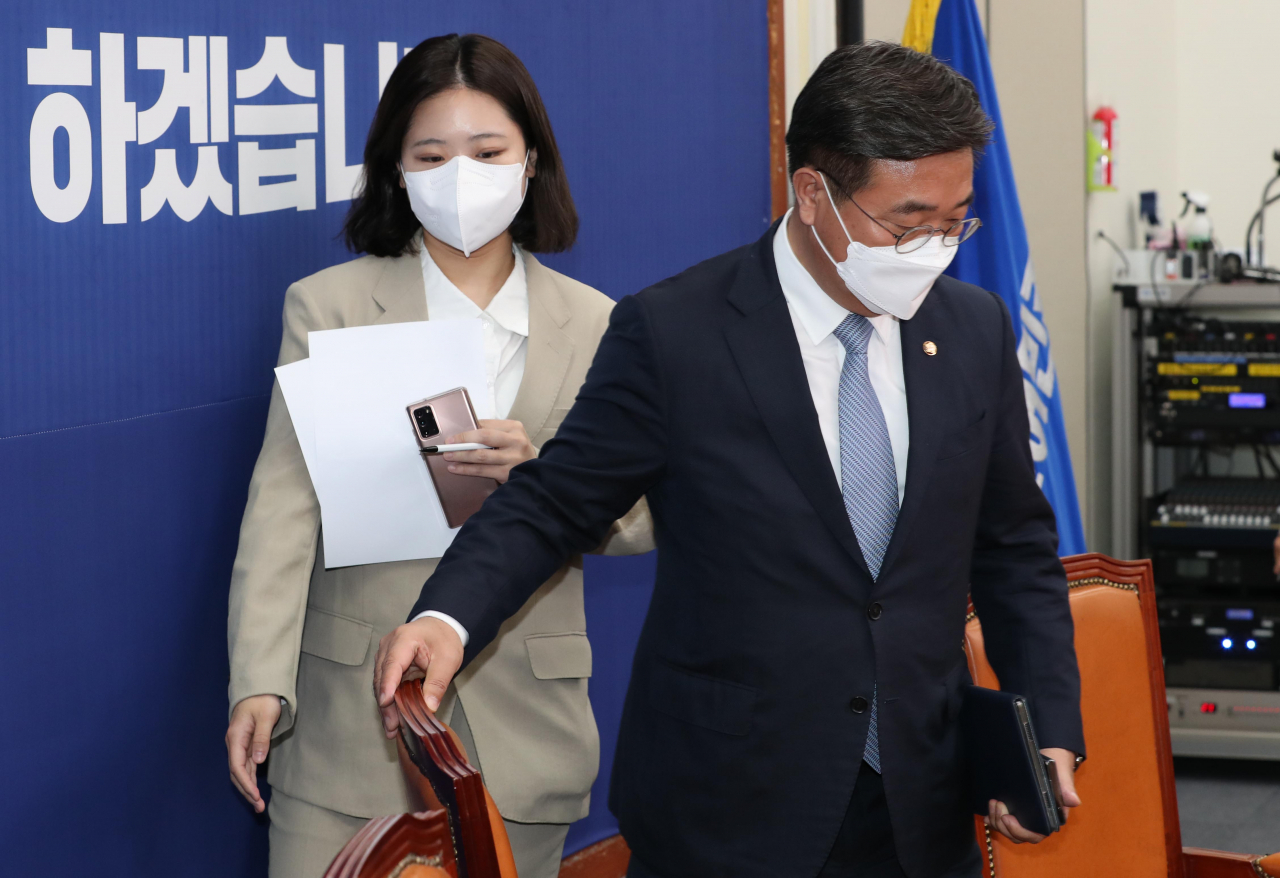 더불어민주당 박지현·윤호중 공동비대위원장이 지난 20일 오전 국회에서 열린 비상대책회의에 참석하고 있다. [연합]