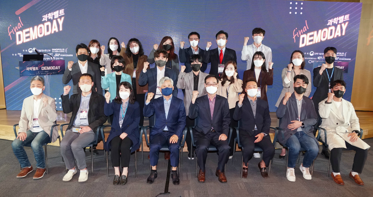 대덕테크비즈센터에서 개최된 과학벨트 파이널 데모데이 행사에서 기념 단체촬영을 진행하고 있다.[연구개발특구진흥재단 제공]