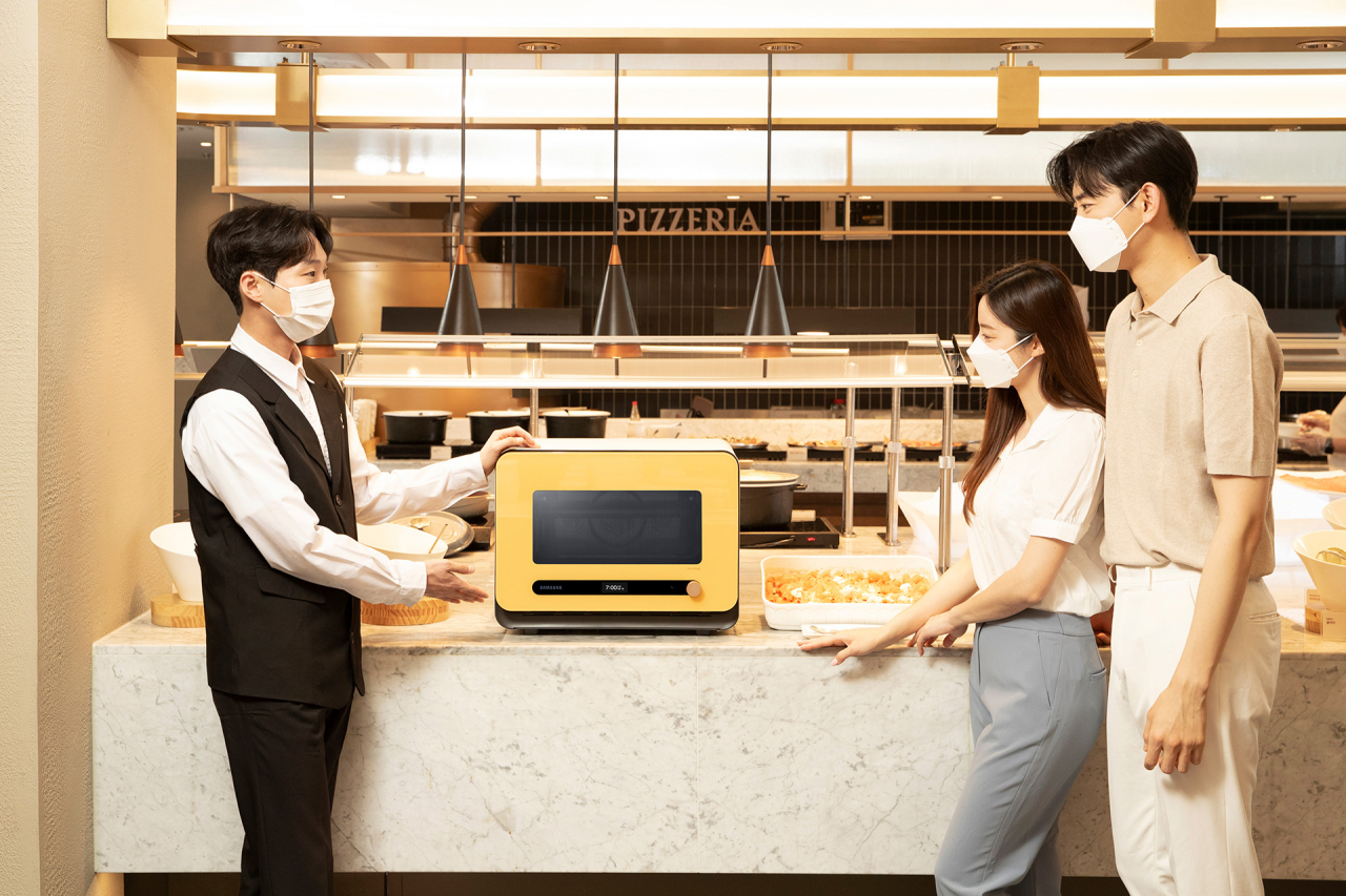 삼성전자 모델이 서울 잠원동에 위치한 빕스 반포역점 비스포크 기획존에서 비스포크 큐커와 CJ푸드빌과의 협업 마케팅을 소개하고 있다. [삼성전자 제공]