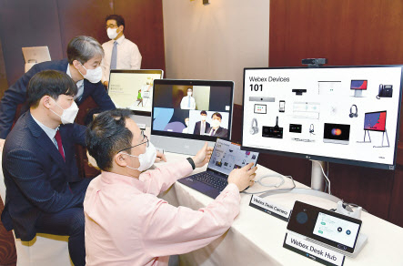 SK브로드밴드 직원들이 웹엑스 기능을 시연하고 있다. [SK브로드밴드 제공]