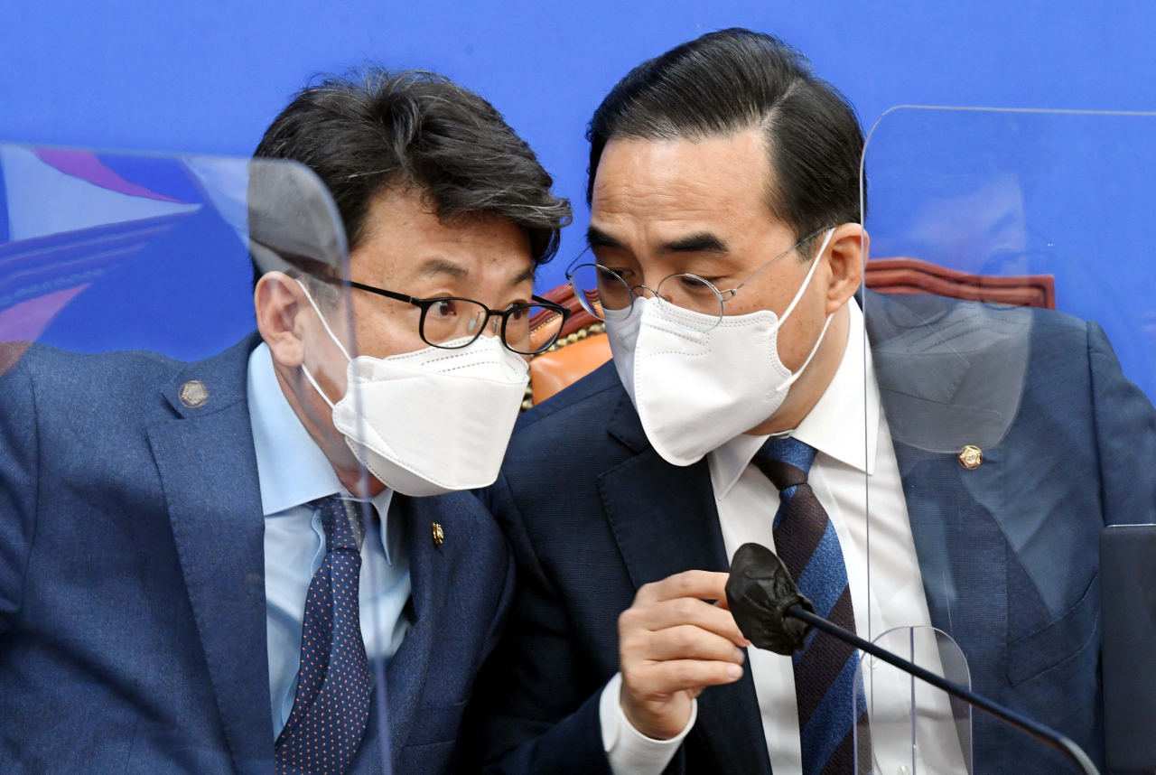 박홍근 더불어민주당 원내대표가 21일 국회에서 열린 정책조정회의에 앞서 진성준 원내수석부대표와 대화를 나누고 있다. [연합]