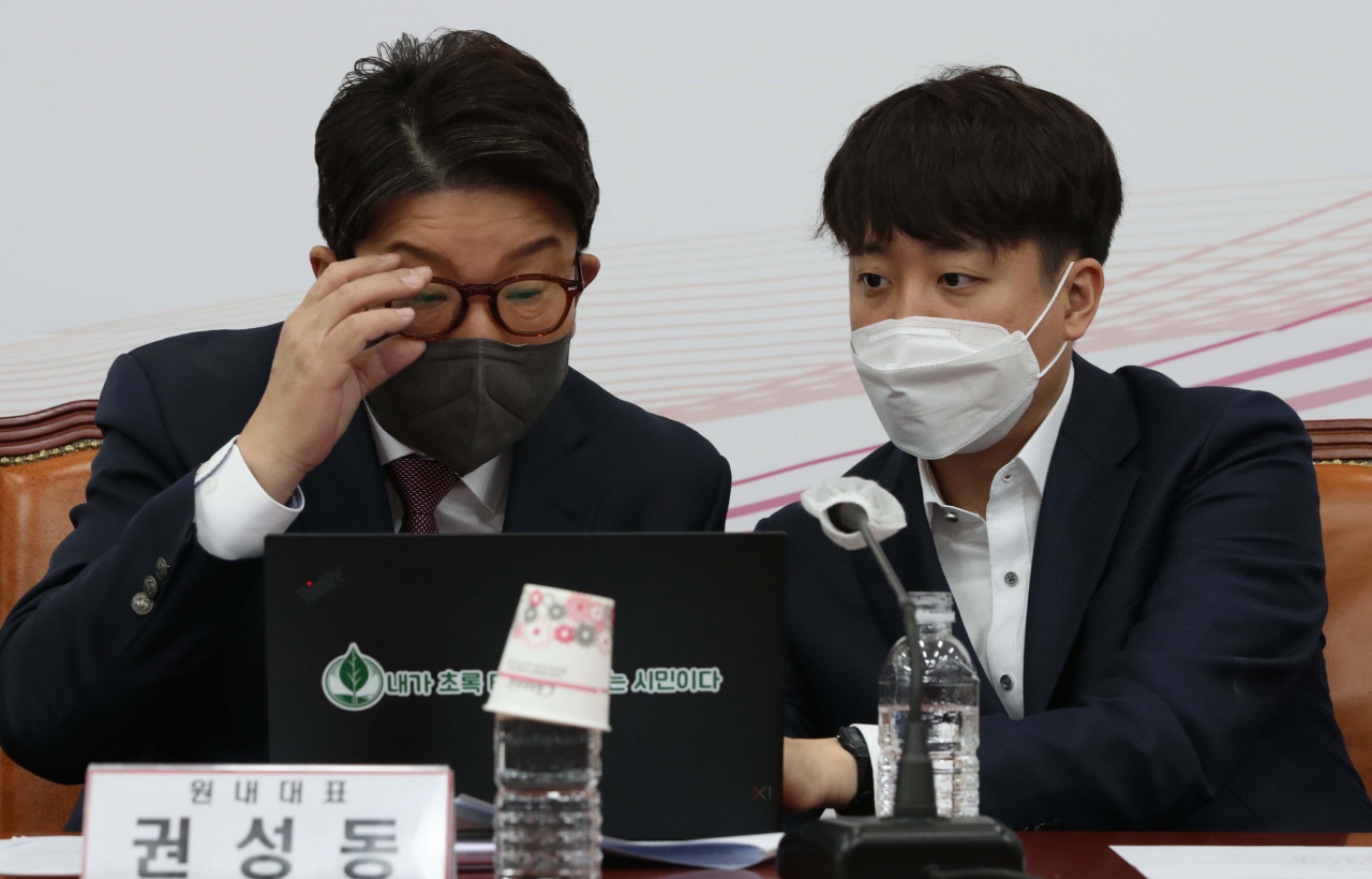 이준석 국민의힘 대표(오른쪽)와 권성동 원내대표가 21일 오전 서울 여의도 국회에서 열린 최고위원회의에서 대화하고 있다. [연합]