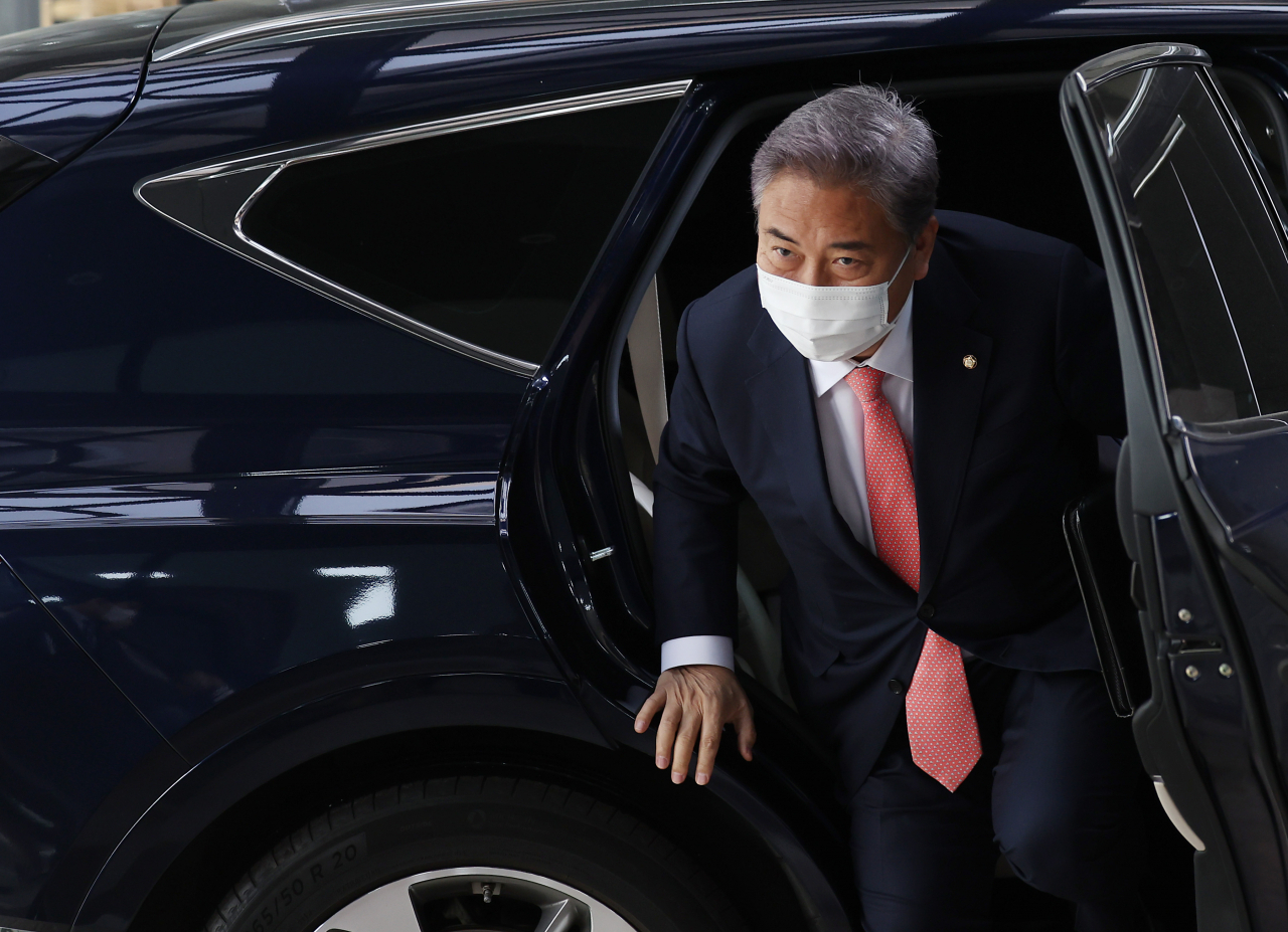 박진 외교장관 후보자가 20일 오전 종로구 한 건물에 마련된 인사청문회 준비 사무실로 출근하고 있다. [연합]