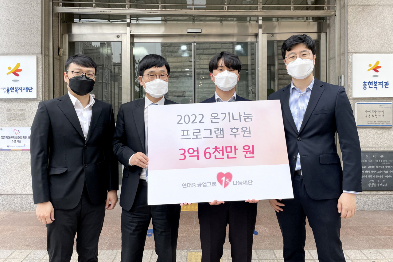 현대중공업그룹1퍼센트나눔재단 후원자인 안진영 한국조선해양 책임매니저(오른쪽부터), 조민호 매니저 등이 서울 강남구에 위치한 충현복지관을 찾아 후원금을 전달했다. [현대중공업그룹 제공]