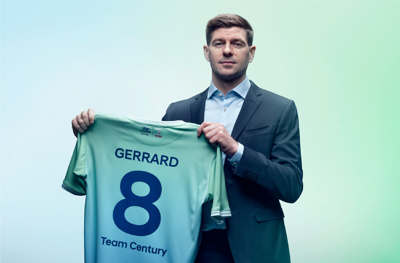 현대차가 ‘2022 FIFA 월드컵(FIFA World Cup 2022&trade;)’의 공식 후원사로 활동한다고 21일(목) 밝혔다. 현대차는 ‘세기의 골’ 캠페인을 위해 전 잉글랜드 국가대표인 ‘스티븐 제라드(Steven Gerrard)’를 주장으로 하는 ‘팀 센츄리(Team Century)’를 출범시켰다. 사진은 스티븐 제라드가 선수 시절 등번호 8번이 적혀 있는 팀 센츄리 유니폼을 들고 기념사진을 촬영하는 모습. [현대차 제공]