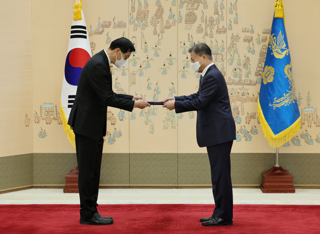 문재인 대통령이 21일 오전 청와대에서 이창용 신임 한국은행 총재에게 임명장을 수여하고 있다. 연합뉴스