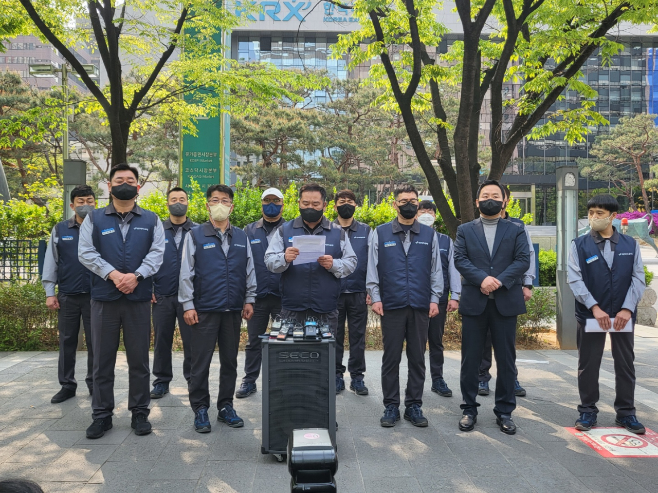 선목래 쌍용자동차 노동조합 위원장(앞줄 왼쪽 세번째)이 21일 서울 여의도 한국거래소 앞에서 ‘쌍용차 상장폐지 개선기간 연장 요청’을 위한 기자회견을 열고, 발언하고 있다. [김지윤 기자]