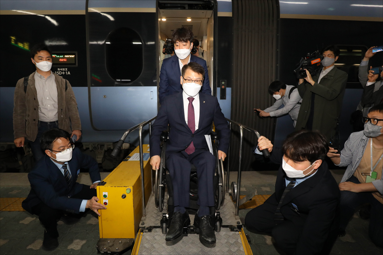 교통약자 이동편의 증진 방안 모색을 위한 현장방문에 나선 이준석 국민의힘 대표와 이종성 의원이 지난 20일 서울 동대문구 청량리역에서 휠체어 리프트를 이용해 KTX열차에 탑승하고 있다. [국회사진기자단]