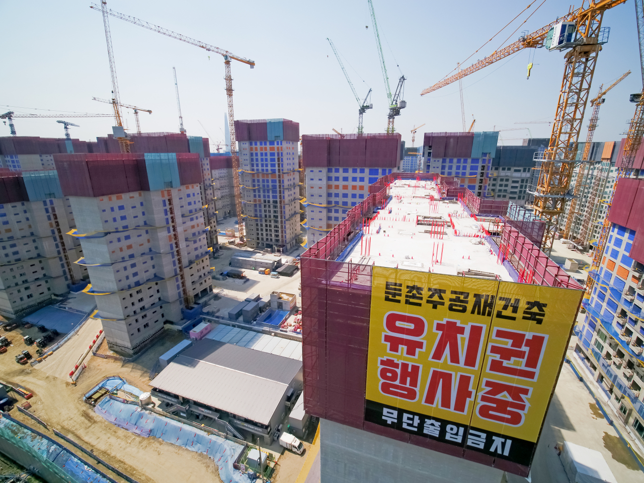 전임 조합 집행부가 체결한 공사비 증액 계약을 두고 조합집행부와 시공단이 갈등을 빚고 있는 서울 강동구 둔촌주공 재건축 현장의 모습. 전국 곳곳의 정비사업지에서 제2, 제3의 둔촌주공 사태가 속출하고 있다. [연합]