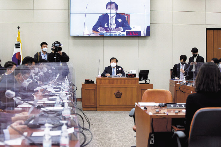 윤후덕 기획재정위원장과 기재위원들이 21일 오전 서울 여의도 국회에서 열린 기재위 전체회의에서 추경호 부총리 겸 기획재정부장관 후보자 인사청문회 실시 계획서 채택과 자료제출 요구 건을 논의하고 있다. 이상섭 기자
