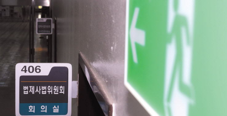 더불어민주당이 이른바 ‘검수완박’이라고 불리는 검찰 수사·기소 분리 법안에 대한 강행 입장을 고수하면서 새정부 출범을 앞둔 정국에 전운이 고조되고 있다. 그 중에서도 국회 법제사법위원회가 법안 처리를 위한 첫 전장이 되고 있다. 민주당이 법사위 안건조정위원회 회부를 위해 자당 소속 민형배 의원을 탈당시켜 ‘꼼수논란’으로 비화한 가운데, 당초 회의가 예정됐던 21일 오전 법사위는 문패만 덩그라니 정적이 감돌았다. 이상섭 기자