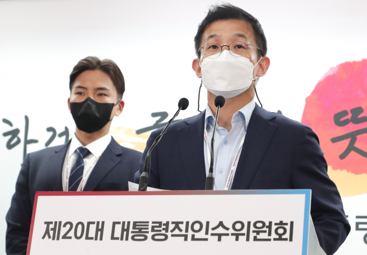 남기태 과학기술교육분과 인수위원이 21일 서울 종로구 통의동 인수위 기자회견장에서 ‘국가 전략기술 초격차 R&D 및 디지털 국가전략 추진’ 관련 브리핑을 하고 있다. [연합]