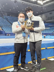 지난 2월 10일 윤홍근 선수단장(왼쪽)과 황대헌 선수가 베이징동계올림픽에서 금메달 획득을 기념하며 사진을 촬영하고 있다. [BBQ 제공]