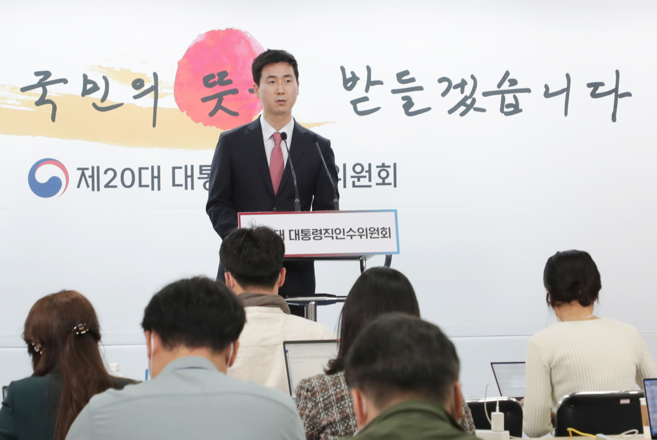 대통령직인수위원회 김기흥 부대변인이 21일 오전 서울 종로구 통의동 인수위 기자회견장에서 '쌀 시장격리와 국가반도체연구소 신설 보도' 관련 현안 브리핑을 하고 있다. [박해묵 기자]