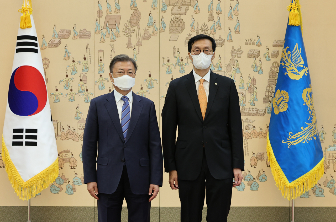 President Moon Jae-in (L) and Bank of Korea Gov. Rhee Chang-yong pose for the camera after Moon formally appoints Rhee as the central bank's new chief on Thursday. (Yonhap)