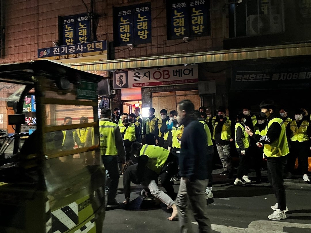 새벽 강제집행이 들어간 을지OB베어 [청계천을지로보존연대 제공]