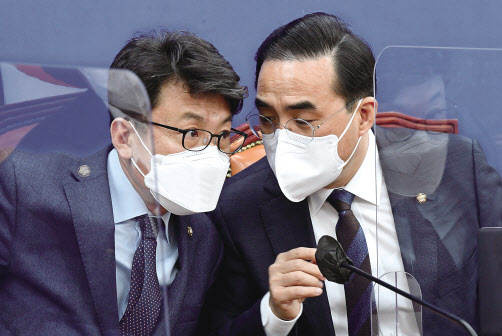 박홍근(오른쪽) 더불어민주당 원내대표가 21일 국회에서 열린 정책조정회의에 앞서 진성준 원내수석부대표와 대화를 나누고 있다.