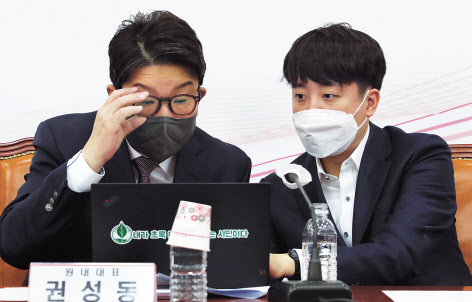 이준석(오른쪽) 국민의힘 대표와 권성동 원내대표가 21일 오전 서울 여의도 국회에서 열린 최고위원회의에서 대화하고 있다. 이상섭 기자